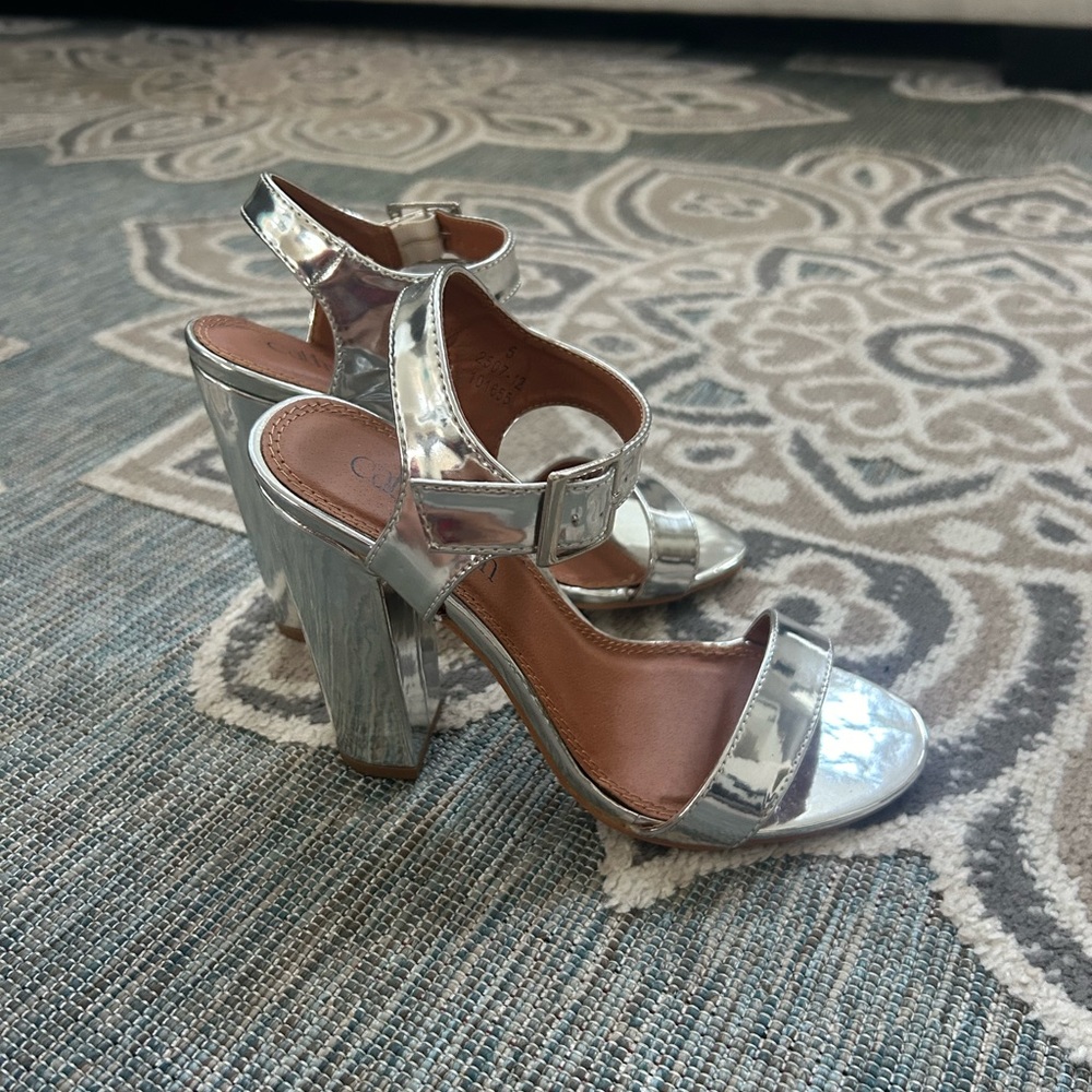 Cathy Jean Metallic Silver Heels!
